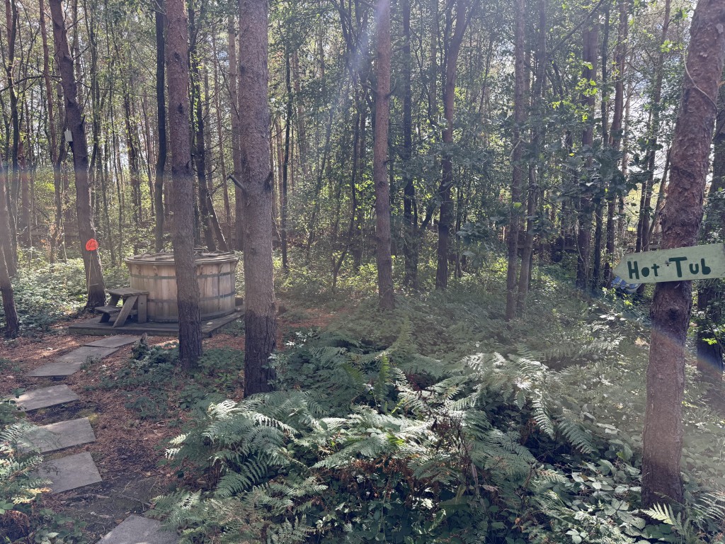 Lot: 188 - APPROX. ONE ACRE OF LAND IN SEMI-RURAL LOCATION WITH UNIQUE HOLIDAY RENTAL - External hot tub area
